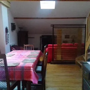 En Loft 50m2 Dans Maison Avec En Mezzanine Et Canapes Lits Dans Salon Appartement